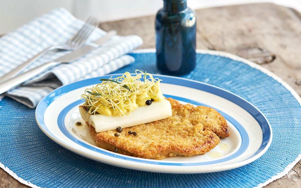 Tallrik med pankopanerad schnitzel från Lecora.